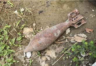 桃園某社區中庭驚現未爆迫擊砲彈   警急拉封鎖線