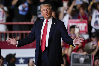 川普遇刺》救命恩人是她！川普「獻吻正妹」揭生死瞬間