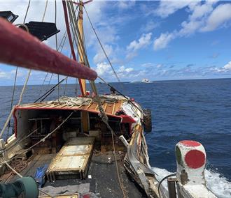 陸船越界撞高雄漁船逃逸  漁民控海巡「僅射水砲」作法消極