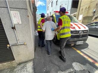 過彎騎太快！8旬翁「熱暈翻車」 警即刻救援