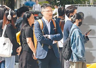 壽險銀行留才 祭出類加薪