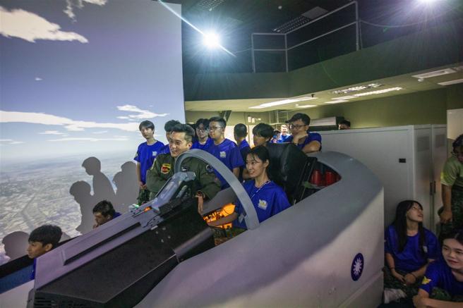  學子親身體驗模擬機操作，深刻感受飛行官操控戰機的專業。（記者林睿奕攝）