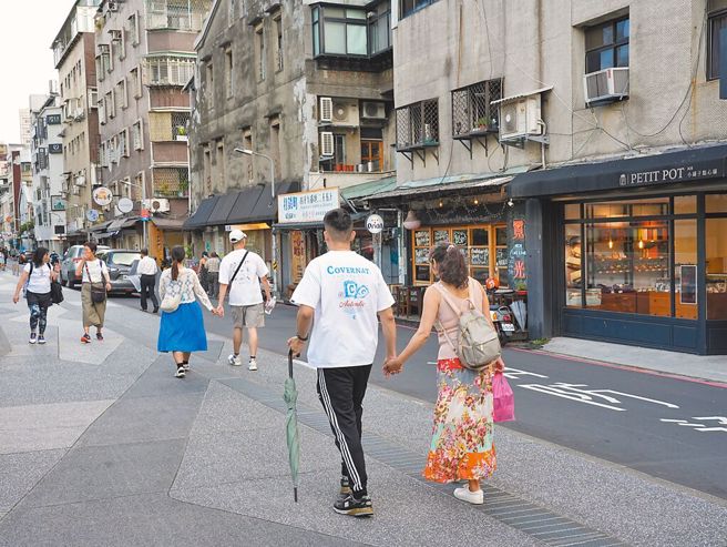 以台北捷运中山站为核心发展的南西心中山商圈、赤峰街商圈，近年成为台北市着名文青商圈。（黄敬文摄）