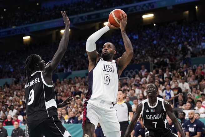 詹姆斯1日貢獻12分、7籃板及5助攻。(美聯社)