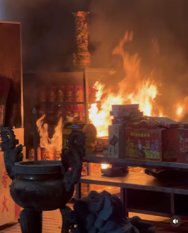南投「中寮石龙宫」暗夜大火 ，火势相当猛烈。(翻摄Threads@decem_0606)