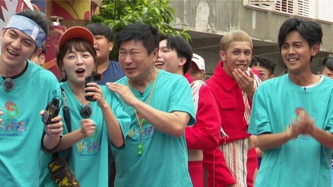 胡瓜要赶去录影时在计程车上捡到近三万。（图／民视提供）