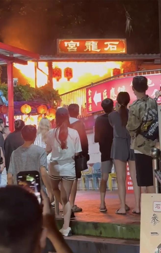 南投县中寮乡的泡麵土地公「石龙宫」1日凌晨2时许突然起火燃烧，火势猛烈一发不可收拾。（民眾提供／杨静茹南投传真）