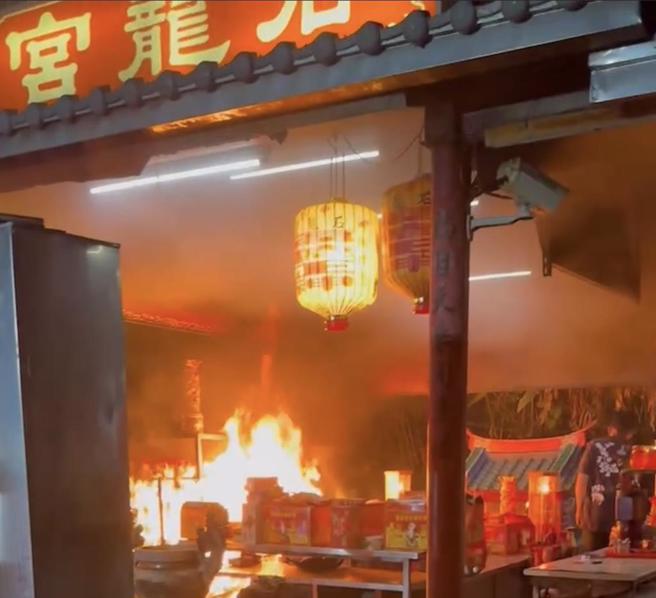 有网友指称参拜到一半，旁边祈福的蜡烛突然着火。（民眾提供／杨静茹南投传真）