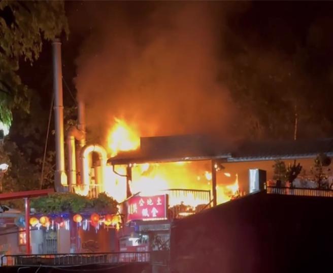中寮石龙宫遭熊熊烈火吞噬，浓烟直窜天际，所幸没有人受伤。（民眾提供／杨静茹南投传真）