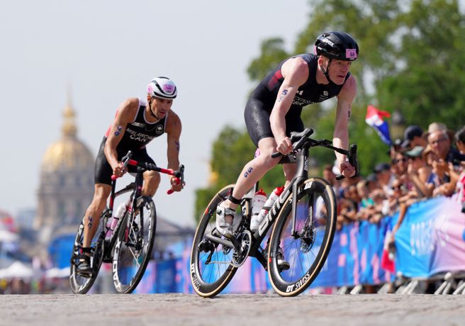 巴黎奧運鐵人三項正式登場，但有選手跑完步後，便馬上劇烈嘔吐。（圖／路透）