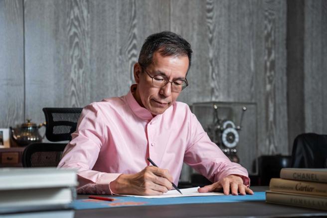 純鈦藝術珠寶大師陳智權（AKA CHEN）揚名國際，珠寶作品即將在年底前往美國兩大博物館巡展。（石智中攝）