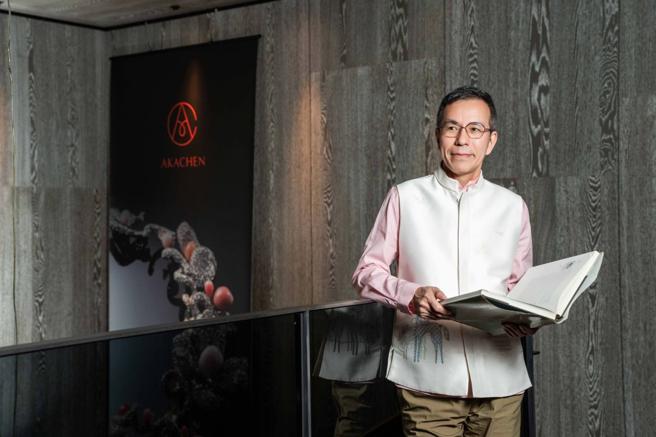 純鈦藝術珠寶大師陳智權（AKA CHEN）思索他在國際珠寶界的定位，25年來致力研發純鈦珠寶技術，並以東方美學提升珠寶的藝術品味。（石智中攝）