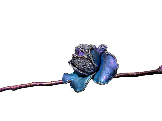 AKACHEN即將在美國兩大博物館巡迴展出主打珠寶作品《茶花》。（AKACHEN提供）