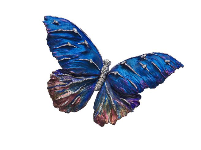 AKACHEN純鈦藝術珠寶作品《蝴蝶》，鈍鈦極光色彩的漸層變化、細緻的線條紋理，處處是禪，無一不美。（AKACHEN提供）