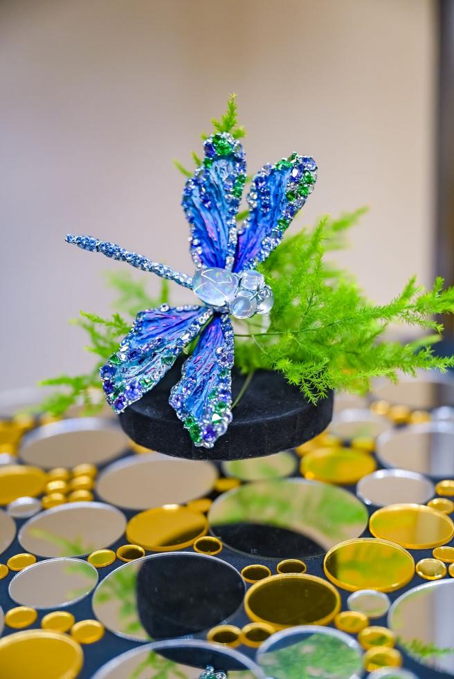 AKACHEN純鈦藝術珠寶作品《蜻蜓》，藝術美學才是本質，鑽石彩寶只是點綴陪襯。（AKACHEN提供）