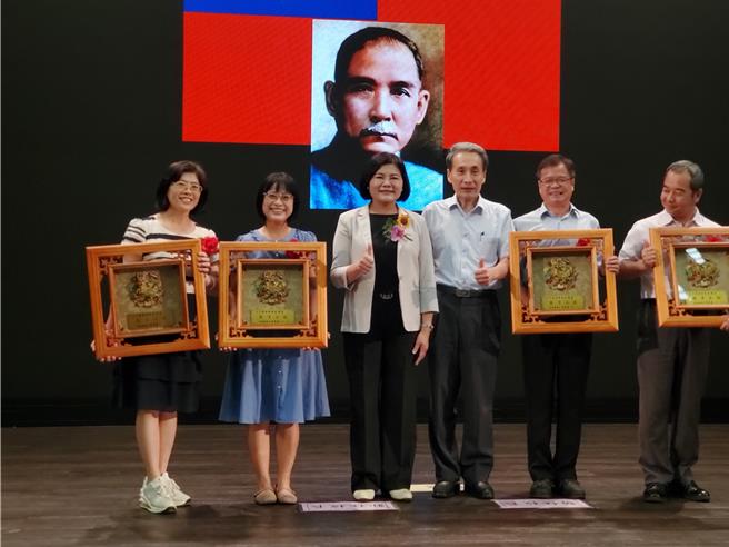 雲林縣長張麗善表揚退休校長。（周麗蘭攝）