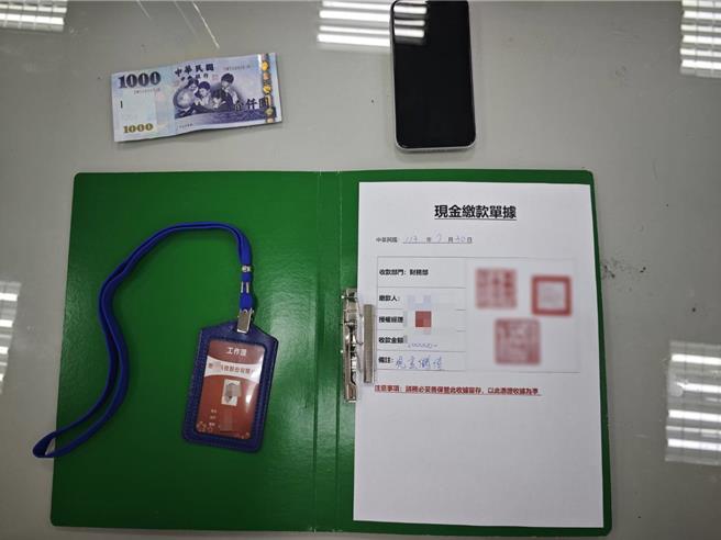 中市警二分局立人派出所7月30日上午在北區中清路1家速食店內成功查獲1起詐欺面交案件，現場逮捕29歲黃姓詐欺車手，並查扣多項證物。（中市警二分局提供／馮惠宜台中傳真）