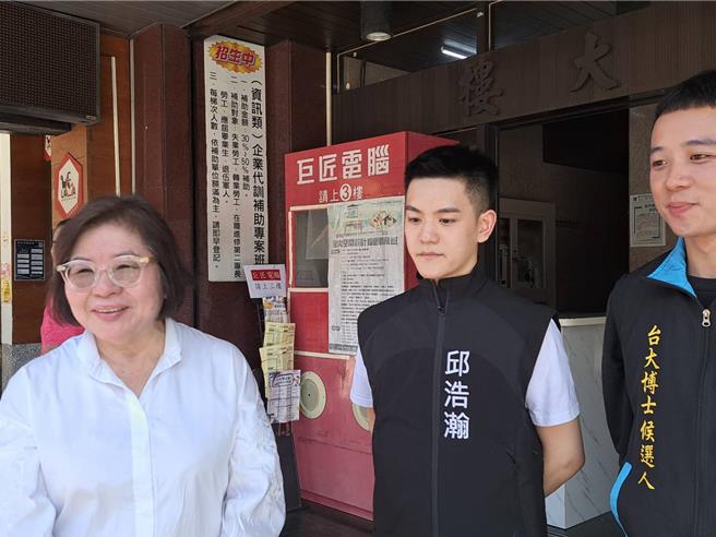 国民党台北市党部1日于士林华荣市场举行「让阳光照进国会，民进党怕什么？」街讲活动，台北市国民党部主委黄吕锦茹( 左起 )、应晓薇议员研究室助理邱浩瀚、台大光电所博士锺镇远。（温予菱摄）