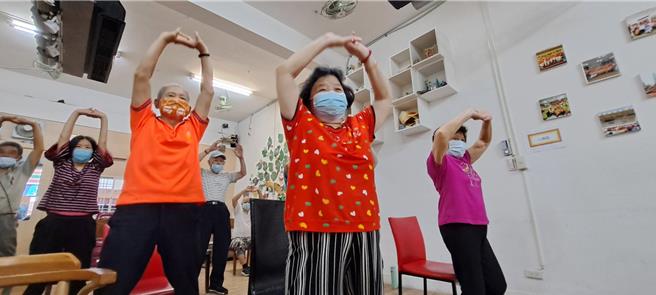 長輩來據點配合運動哈哈大笑  強調百善笑為先。（新北市社會局提供／張鎧乙新北傳真）