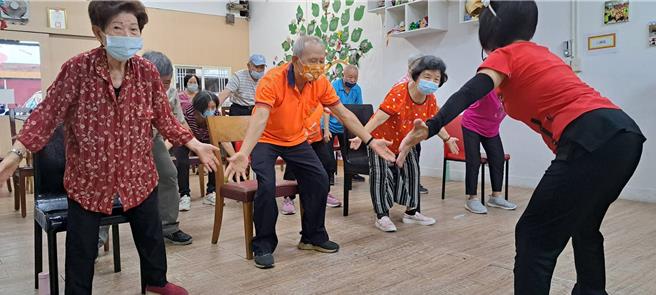 三重愛笑瑜伽中正據點  長輩每周一到周五都來活動。（新北市社會局提供／張鎧乙新北傳真）