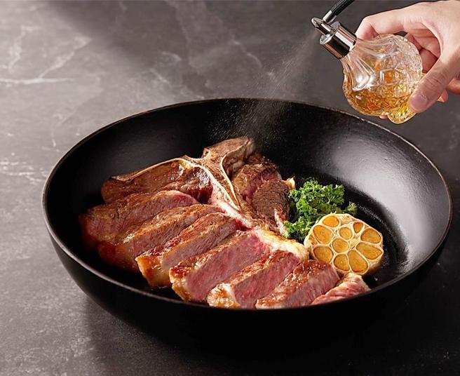 THE WANG七夕限定双人主餐「经典之境」售价每人3,180元，使用乾式熟成28天美国Prime等级厚切丁骨牛排烤制。图／王品集团提供