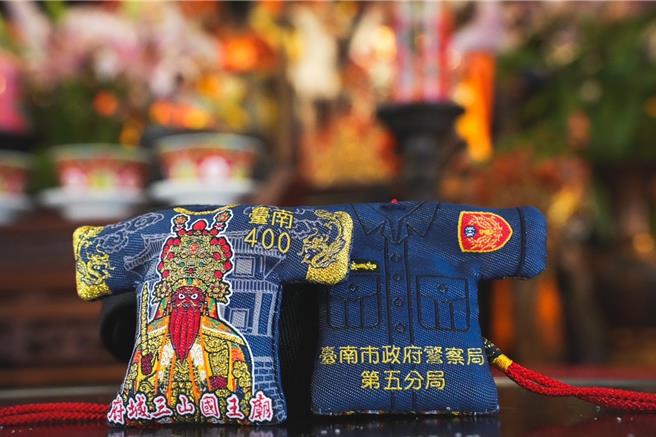 联名小神衣正面是神像，背面是警察制服，相当别致。（警方提供／宝智华台南传真）