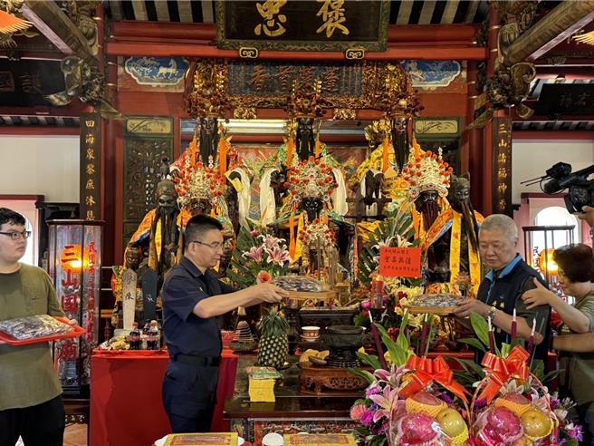 联名小神衣1日在三山国王庙举行过炉仪式。（警方提供／宝智华台南传真）
