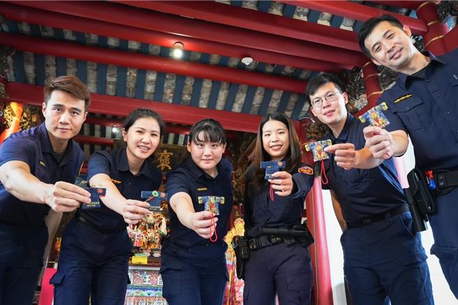 获得联名小神衣的警员们相当开心。（警方提供／宝智华台南传真）