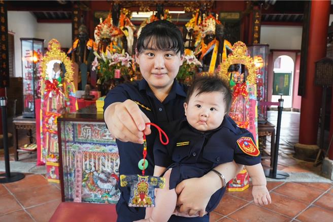联名小神衣还有吊饰版与宝宝夹版。（警方提供／宝智华台南传真）