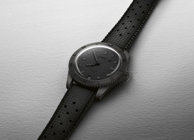 ORIS歡慶120週年慶，推出史上首款全黑色系的Holstein限量小熊表，全球限量250只，13萬元。（ORIS提供）