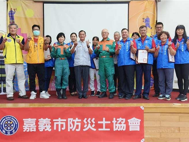 嘉義市防災士協會今天成立，消防局長郭立昌授證。（廖素慧攝）