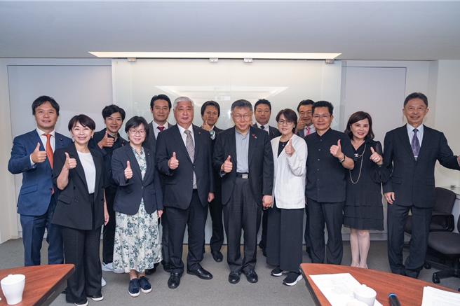 柯文哲昨下午與黨籍立委黃珊珊、吳春城，以及民眾黨國際事務顧問謝明珠、涉外事務總監周台竹共同接待日本「人權外交跨黨派議員聯盟」。（民眾黨提供）