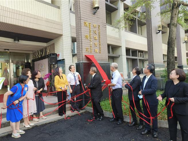 正修科大护理系1日正式揭牌，校长龚瑞璋表示，正修护理系初创，学校将提供充足教学资源与科技管理，年年茁壮成长是可预期的，未来的成就与发展，请大家一起来见证。 （林雅惠摄）