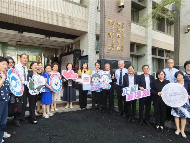 正修科大护理系1日正式揭牌，校长龚瑞璋表示，正修护理系初创，学校将提供充足教学资源与科技管理，年年茁壮成长是可预期的，未来的成就与发展，请大家一起来见证。 （林雅惠摄）