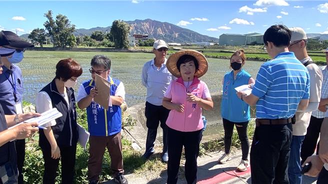 台中市后里区重划西路「里城重划中排」因民国50年时农地重划时未登记所有权，每逢大雨、水淹路面，没有单位能负责改善淹水问题，立委杨琼璎（中）建议所有权登记为农水署，未来负责管理维护。（立委杨琼璎服务处提供／张妍溱台中传真）