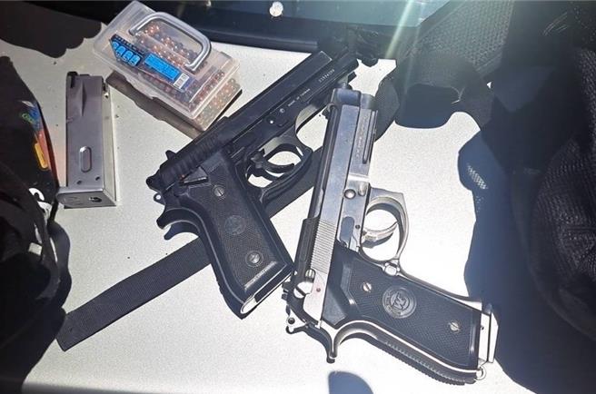 警方查缉许嫌到案时，查扣2把空气手枪。（警方提供）