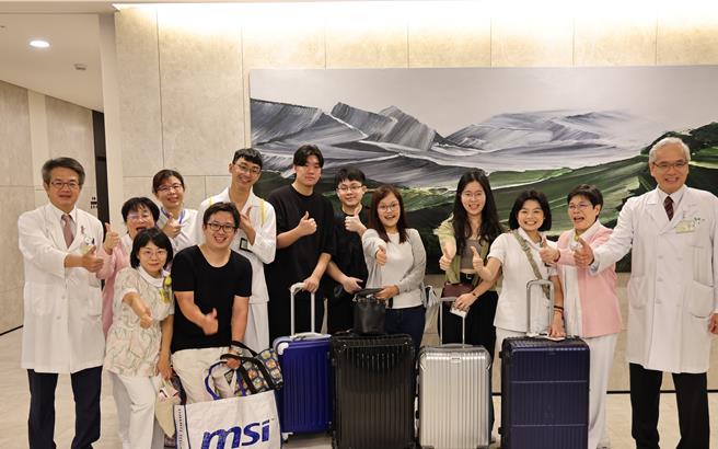 北榮院長陳威明（右1）歡迎第一批護理師入厝。（北榮提供／林周義台北傳真）