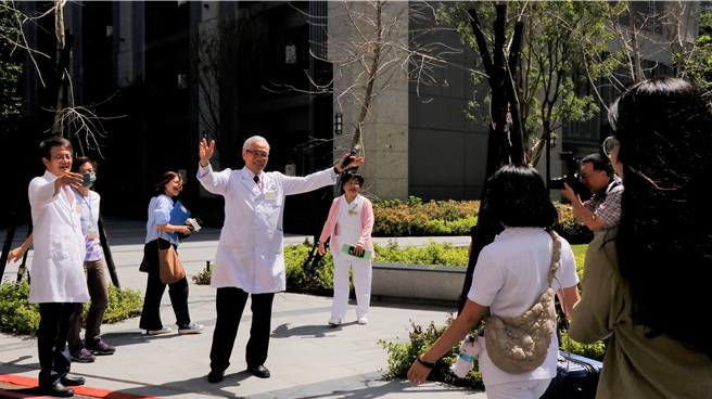 北榮院長陳威明歡迎第一批護理師入厝。（北榮提供／林周義台北傳真）