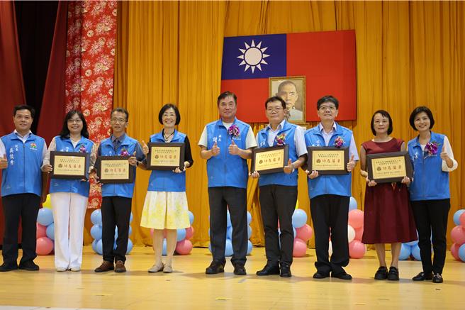苗栗县长锺东锦1日颁奖表扬6名退休中小学校长。（谢明俊摄）