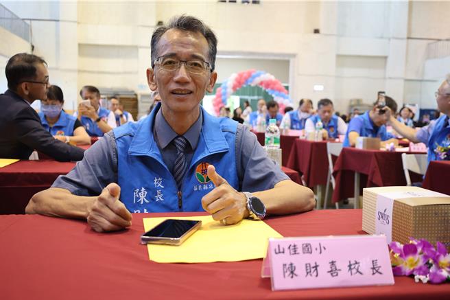 竹南镇山佳国小校长陈财喜1日荣退。（谢明俊摄）