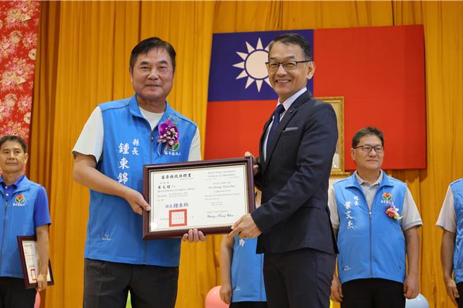 苗栗县首座公办民营国小的头份市信德国小校长黄文昭获得连任。（谢明俊摄）