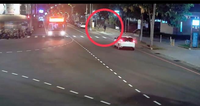 台中市28歲林姓男子日前因欠費3.5萬元且逾期還車，被租車公司業務找到，林男竟拔腿狂奔，跑不過還報警謊稱「被毆打」，最終被警方拆穿謊言。（民眾提供／潘虹恩台中傳真）