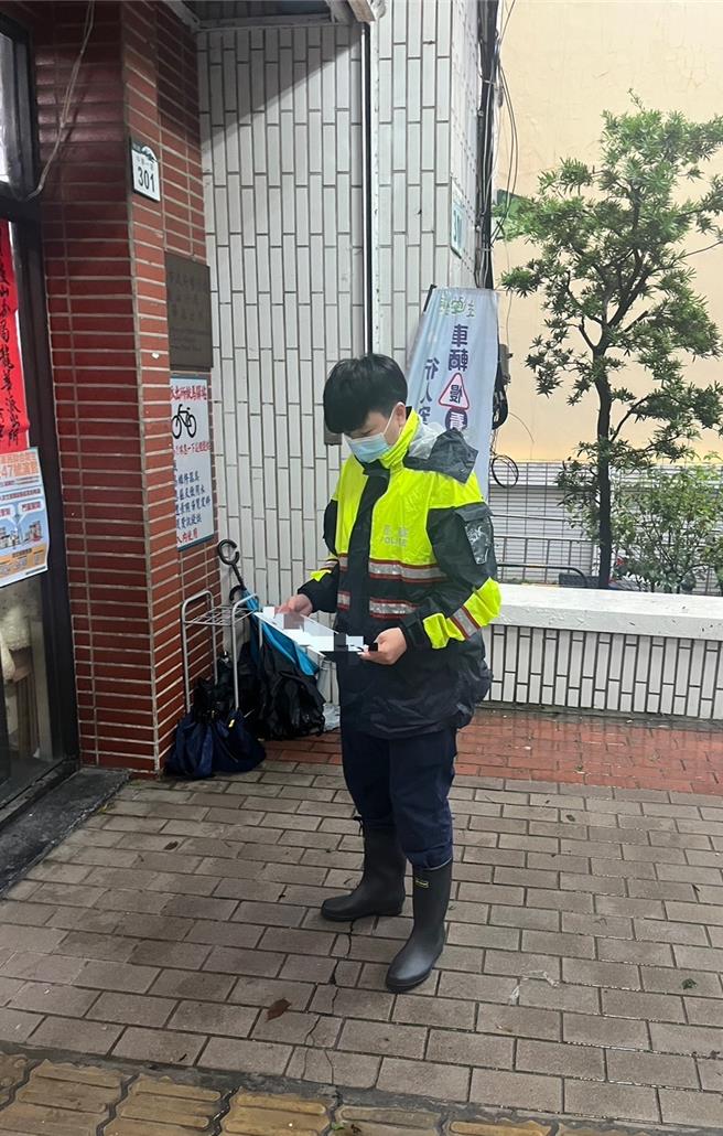 民眾將撿拾到的車牌送到派出所。（民眾提供／楊舒婷高雄傳真）