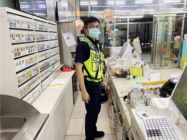 臺西分局臺西派出所員警吳詠智為鼓勵店員坐119就醫，主動幫他顧櫃台。（台西分局提供）