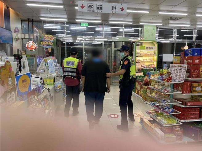 台西鄉一家超商的店員（中）因忘記服藥上班時趴在桌上，臺西派出所員警吳詠智（右）前往處理。（台西分局提供）
