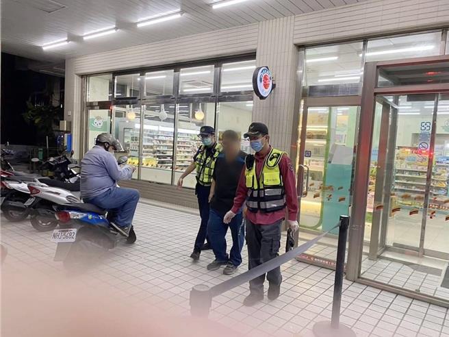 台西鄉一家超商的店員（中）因忘記服藥上班時趴在桌上，臺西派出所員警吳詠智（左）前往處理。（台西分局提供）