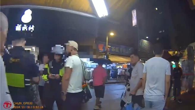 陈男打伤阿公店小姐，遭警盘查。（警方提供）
