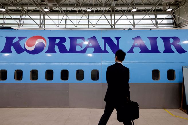 大韩航空（Korean Air）为了防止与日俱增的乱流事故，决定停止在长程航班上提供需要热开水冲泡的速食杯麵。（路透）