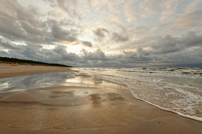 紐西蘭一名女子到海灘遛狗時，意外看見一具「全裸無名女屍」，警察一來也都嚇傻，最後才發現只是充氣娃娃。（示意圖：Shutterstock／達志）