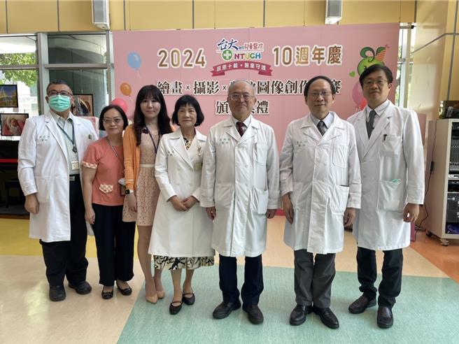 台大醫院兒童醫院於今年邁入第十年，年初舉辦了「感恩十載  醫童守護」繪畫、攝影及數位圖像創作比賽，總計50件得獎作品，今天舉辦頒獎典禮，也邀請紅鼻子醫生表演，逗樂小朋友。（鄭郁蓁攝）